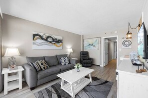 TV, fireplace, offices - Oceanfront,King,ALL Amenities,Pools,Y52 (Myrtle Beach)