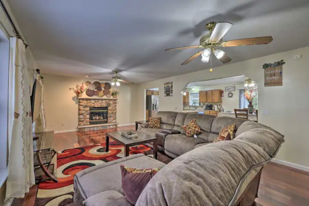 Pocono mountainPocono Summit Lake Front Home