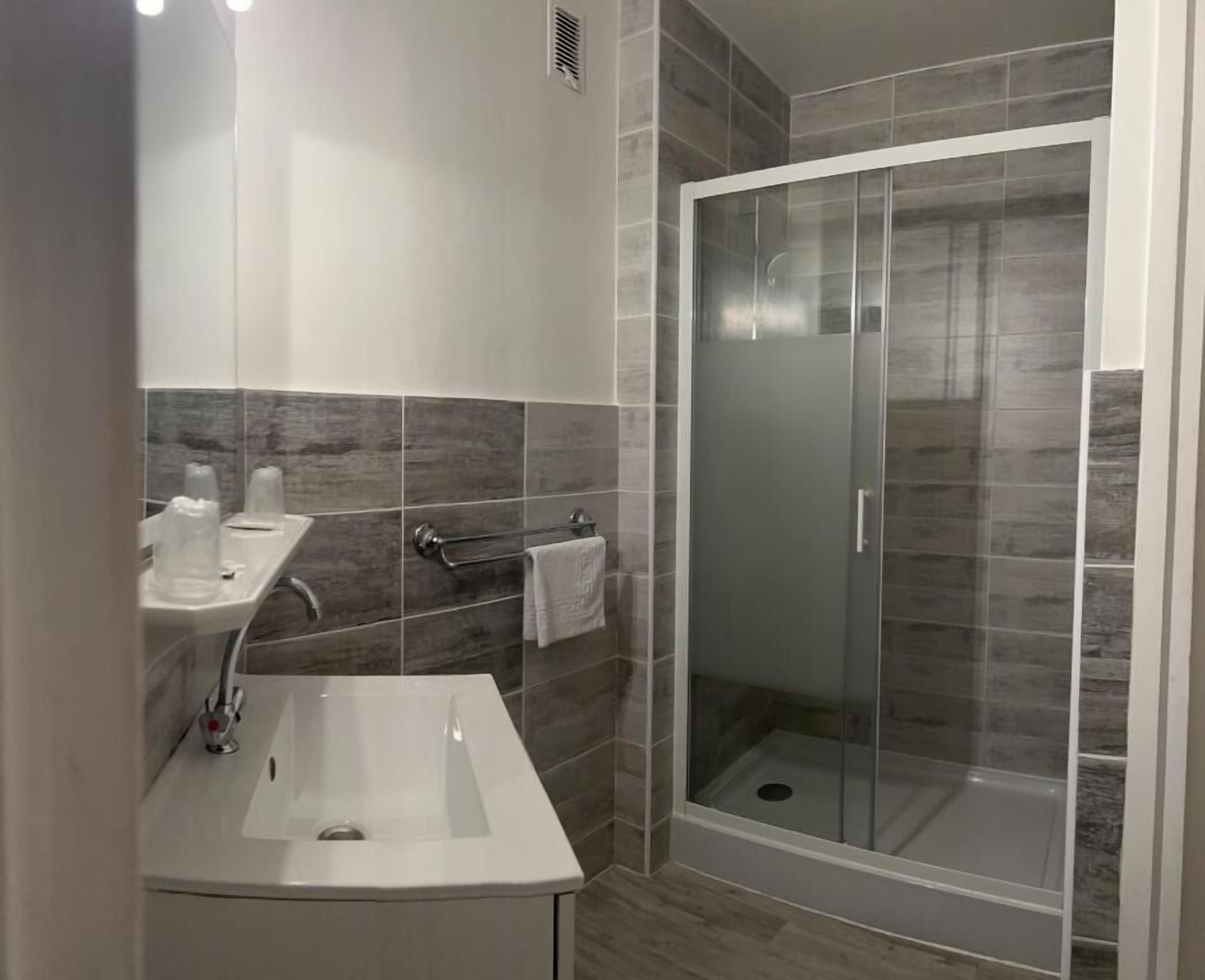 Triple Room | Bathroom | Shower, free toiletries, hair dryer, towels