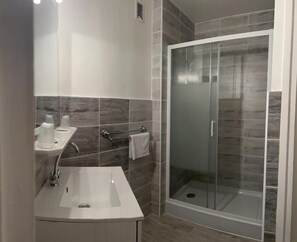 Triple Room | Bathroom | Shower, eco-friendly toiletries, hair dryer, towels - Hotel du Lion D'Or (Rocamadour)