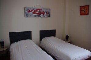Habitación con 2 camas individuales | Escritorio, cortinas opacas, ropa de cama