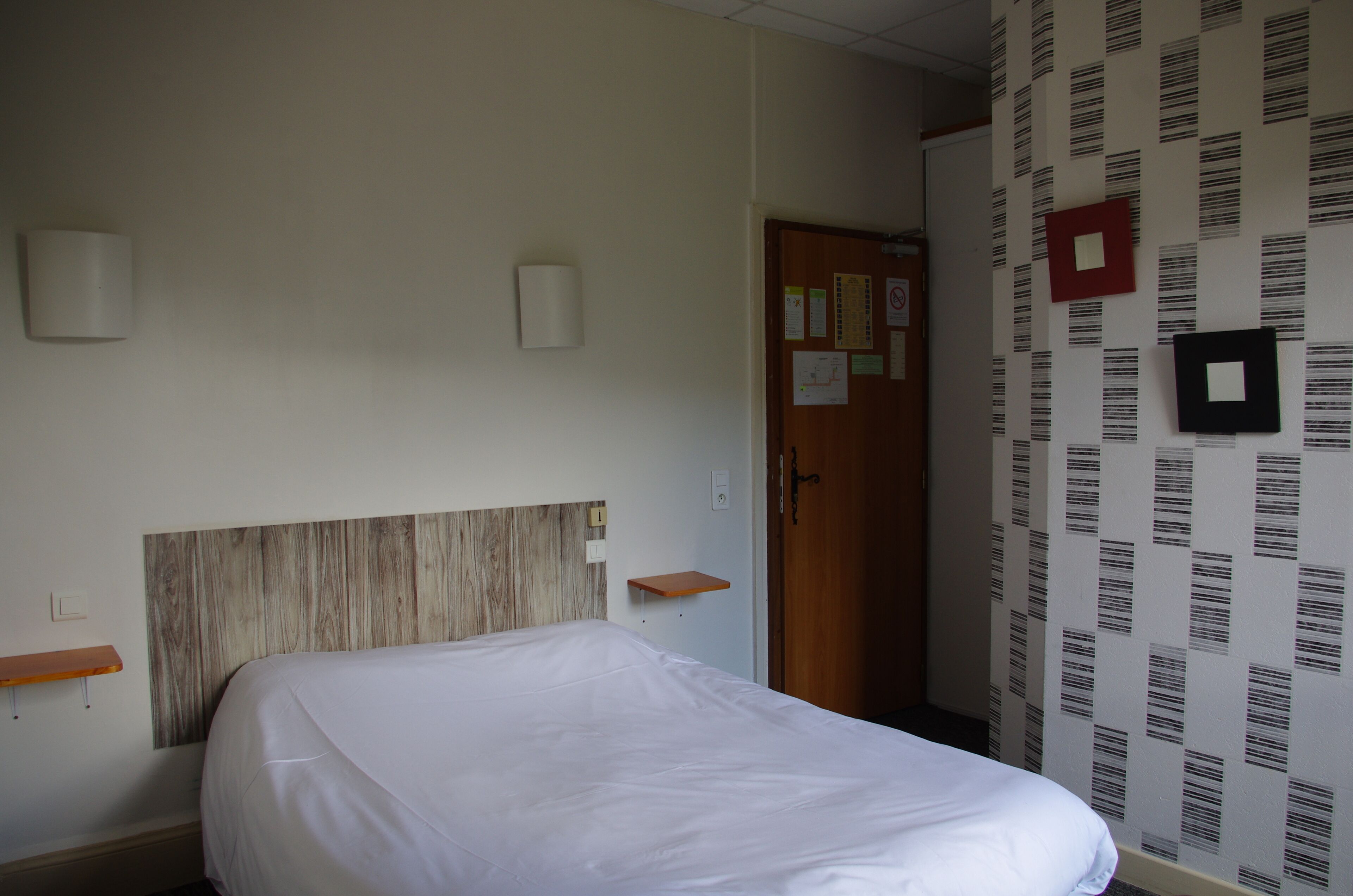 Standard Double Room | Desk