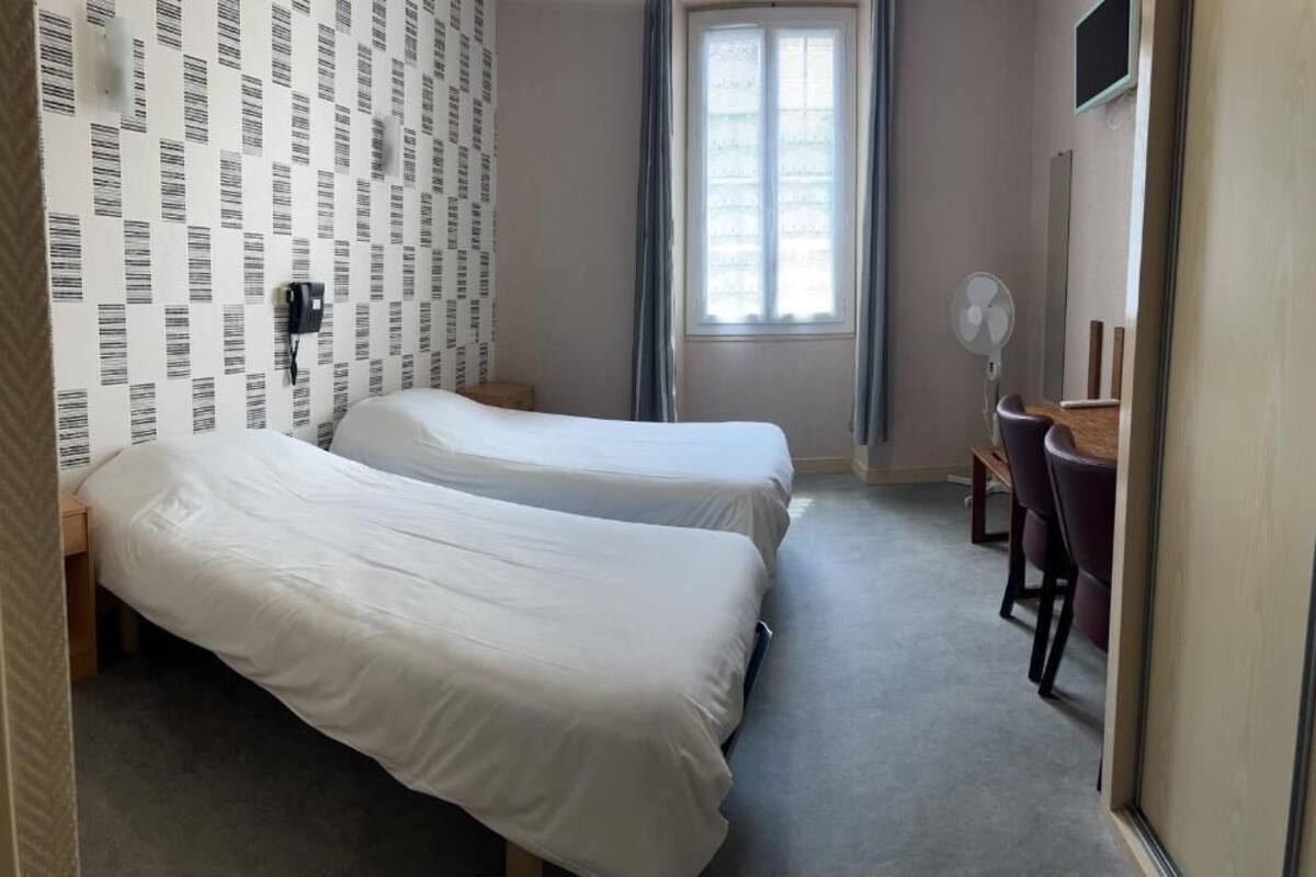 Habitación triple | Escritorio, cortinas opacas, ropa de cama