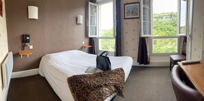 Standard Double Room | Desk, blackout curtains - Hotel du Lion D'Or (Rocamadour)