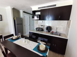 Microondas y utensilios de cocina 