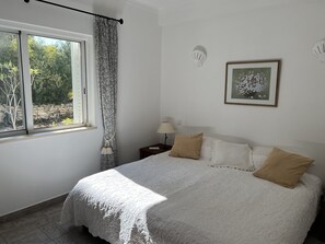 1 bedroom, in-room safe, iron/ironing board, free WiFi - Casa Galo Verde Apartment 2, quiet coastal location (Porches)