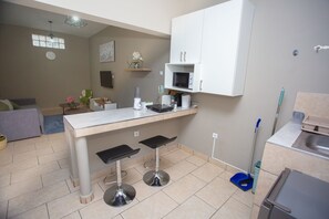 Jääkaappi, mikroaaltouuni, liesi, kahvin-/teenkeitin