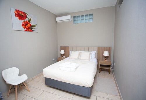 Charming Studio Oasis with Complimentary Parking in Matola