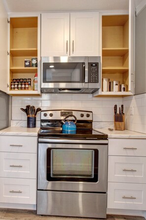 Fridge, microwave, oven, stovetop - Cottage-30 day min rental-2bd,1 bath -down town darling-walk to the heart of WP (Woodland Park)