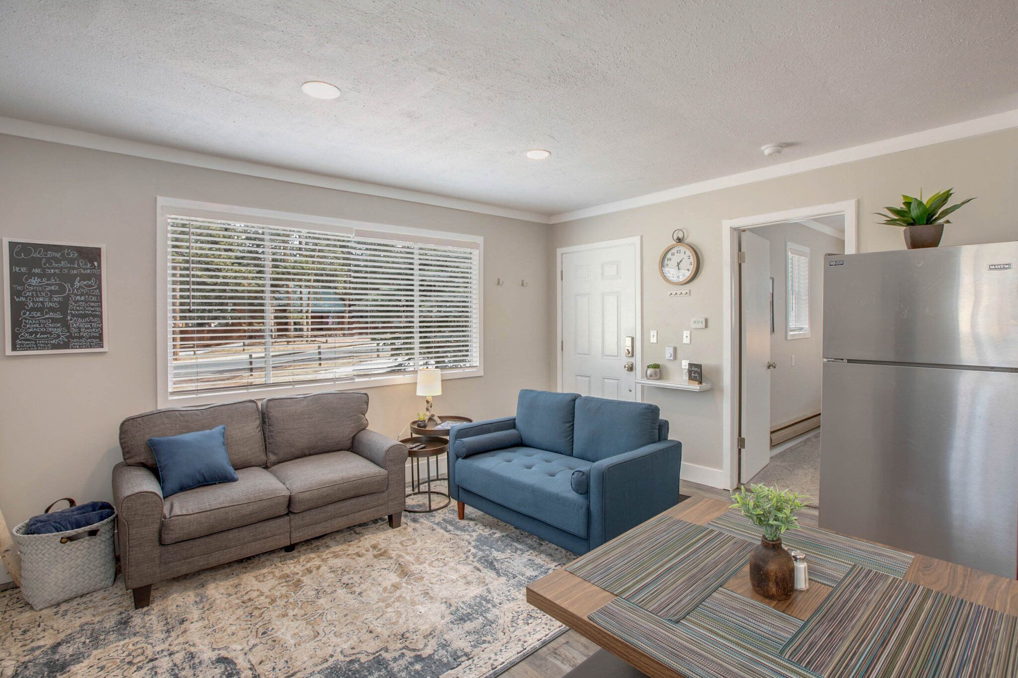 TV connectée, cheminée, livres