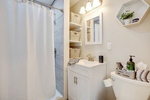 Shower, hair dryer, towels, soap - Cottage-30 day min rental-2bd,1 bath -down town darling-walk to the heart of WP (Woodland Park)