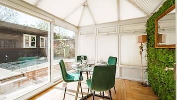 Apartamento superior, baño privado (Pet Friendly) | Restauración