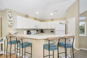 Fridge, microwave, oven, stovetop - Beach House (Corolla)