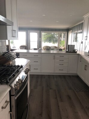 Private kitchen - M&M Beach Retreat on Sandy Beach of Lake Erie (Wainfleet)