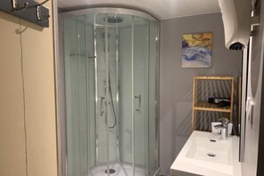 Shower, hair dryer - House for rent in the Ardèche mountains (Cros-de-Géorand)