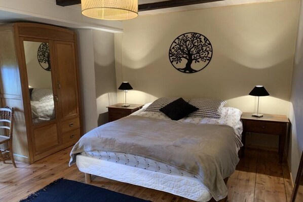 3 bedrooms, travel crib, bed sheets