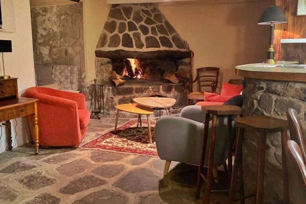 Fernseher, Kamin, Bücher