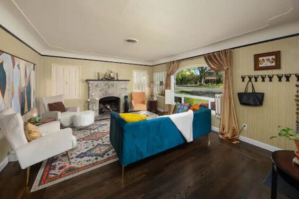 Una Smart TV, una chimenea, un reproductor de DVD