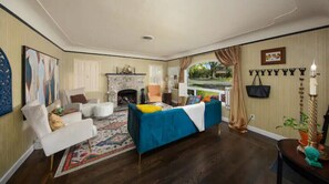 Smart TV, fireplace, DVD player, table tennis