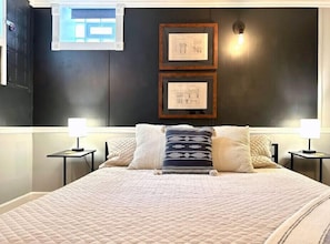 1 habitación, escritorio, tabla de planchar con plancha y cuna de viaje 