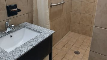 Zimmer | Badezimmer | Kostenlose Toilettenartikel, Handtücher, Seife, Shampoo