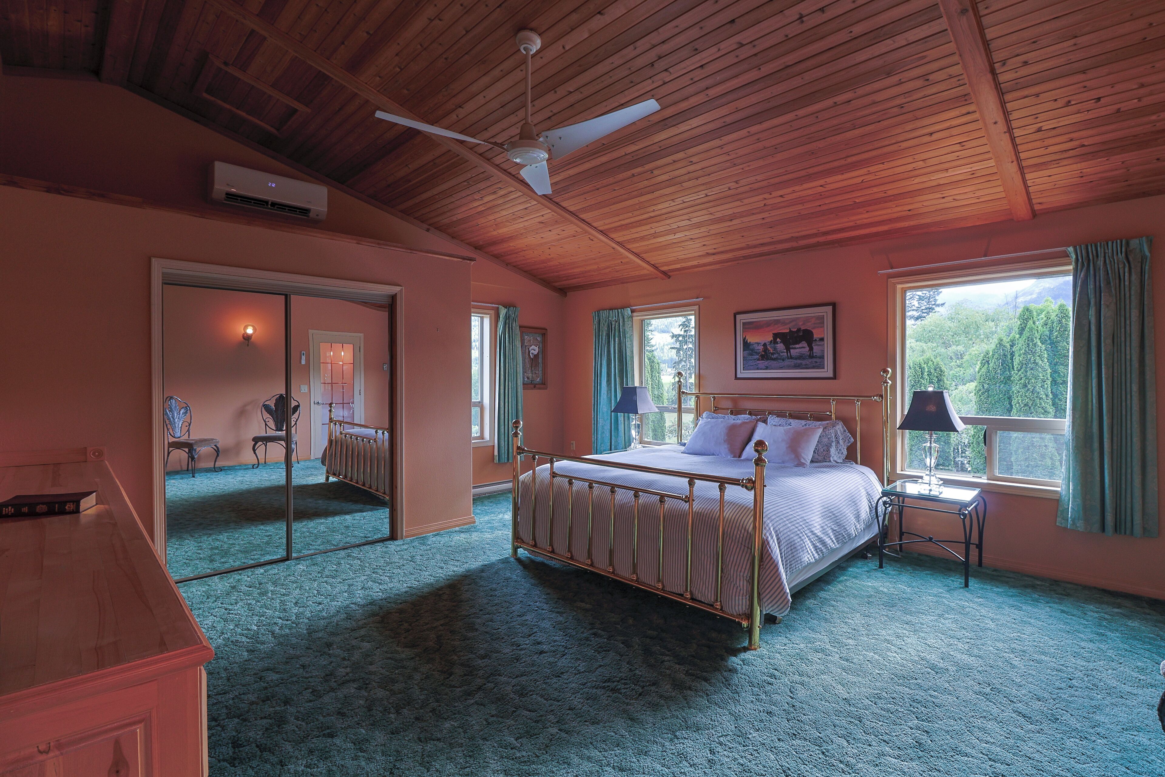 4 bedrooms, desk, iron/ironing board, bed sheets