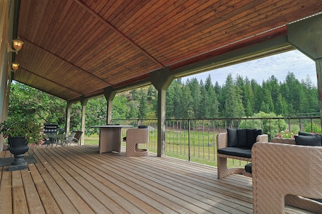 Outdoor dining. Relaxing Blue House on the Farm, 8 minutes from the lake!