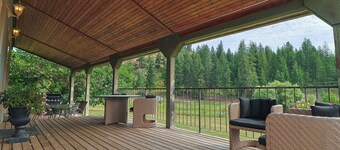 Relaxing Blue House on the Farm, 8 minutes from the lake!