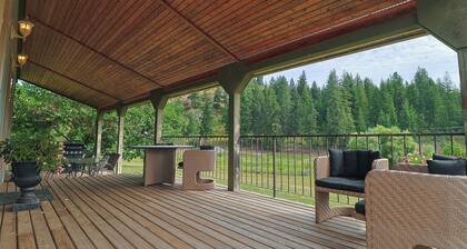 Relaxing Blue House on the Farm, 8 minutes from the lake!