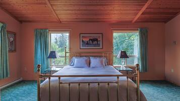 4 bedrooms, desk, iron/ironing board, bed sheets