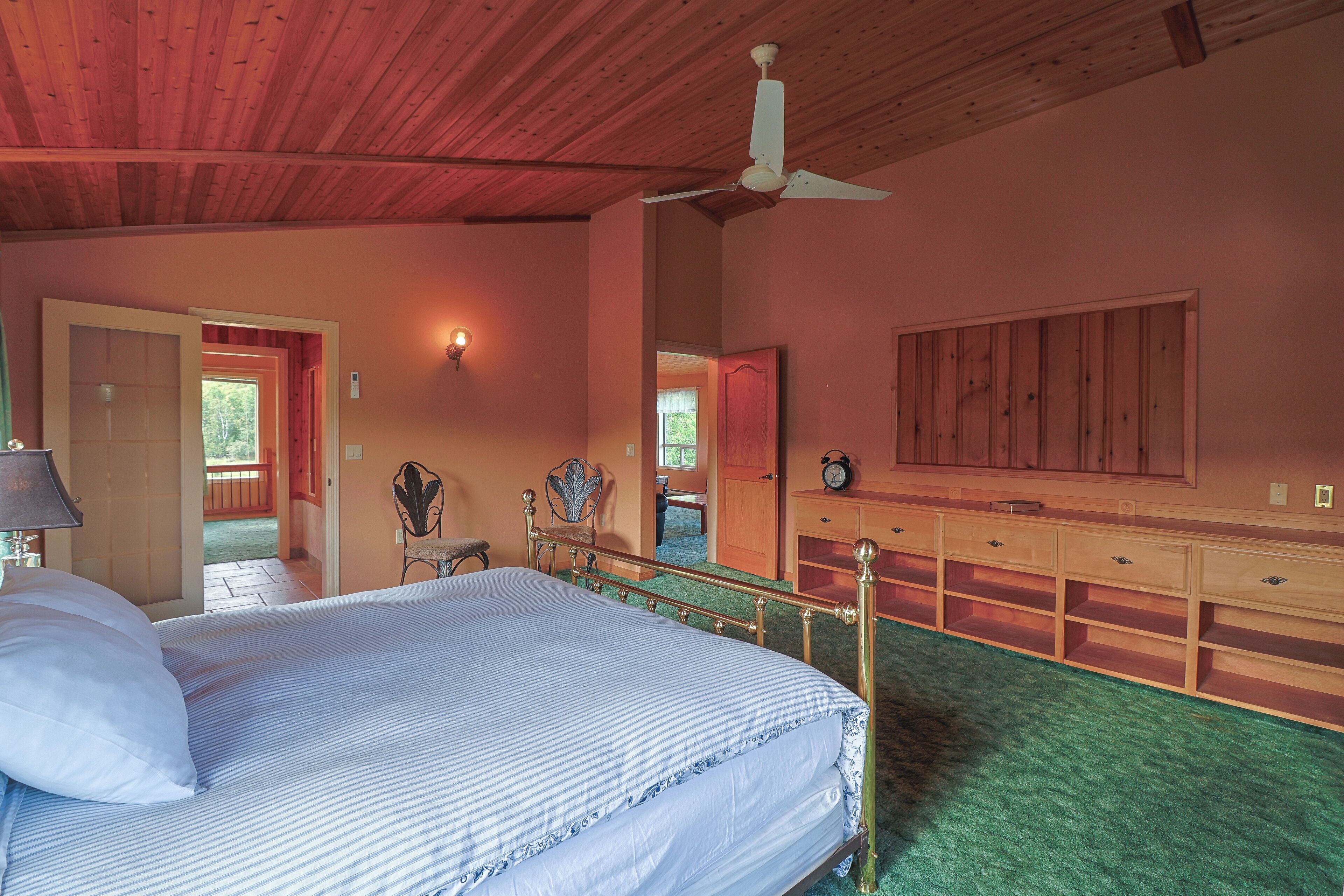 4 bedrooms, desk, iron/ironing board, bed sheets