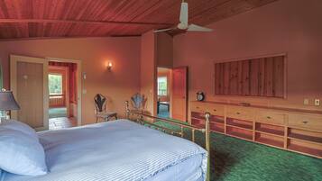 4 bedrooms, desk, iron/ironing board, bed sheets