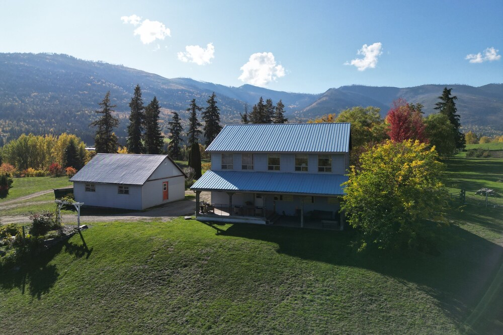 Relaxing Blue House on the Farm, 6 minutes from the hwy 1!
