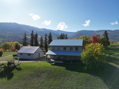 Relaxing Blue House on the Farm, 8 minutes from the lake!