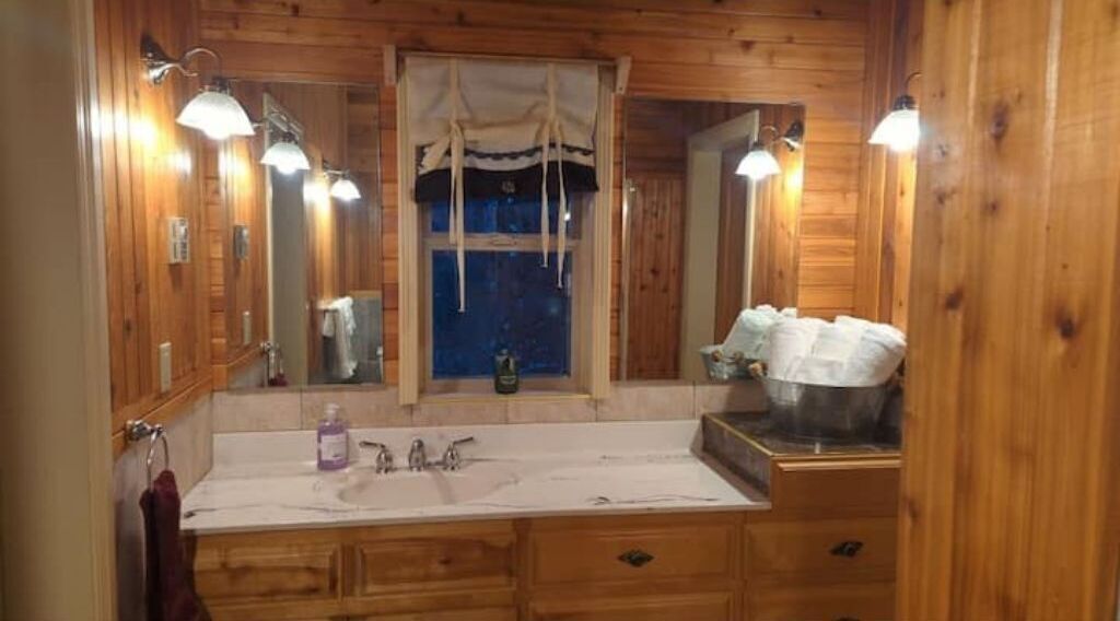 Relaxing Blue House on the Farm, 6 minutes from the hwy 1!