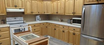 Relaxing Blue House on the Farm, 8 minutes from the lake!