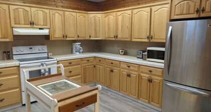 Relaxing Blue House on the Farm, 8 minutes from the lake!