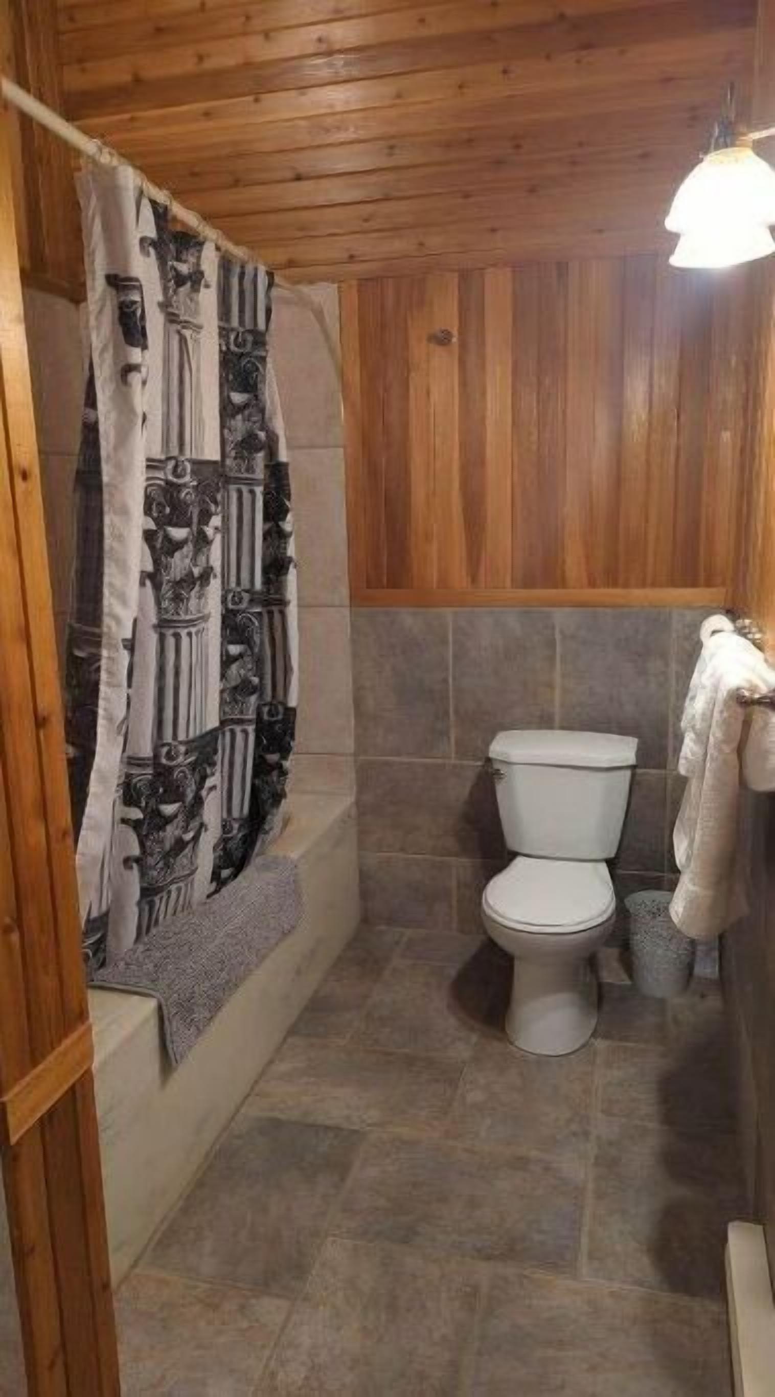 Relaxing Blue House on the Farm, 6 minutes from the hwy 1!