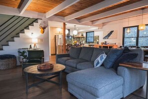 Smart TV, fireplace, books, stereo