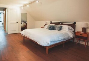 3 bedrooms, desk, iron/ironing board, travel crib