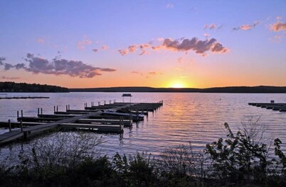 Modern Chalet with Hot Tub & Fire Pit at Lake Wallenpaupack