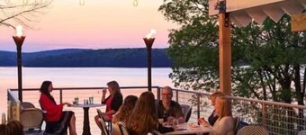 Modern Chalet with Hot Tub & Fire Pit at Lake Wallenpaupack