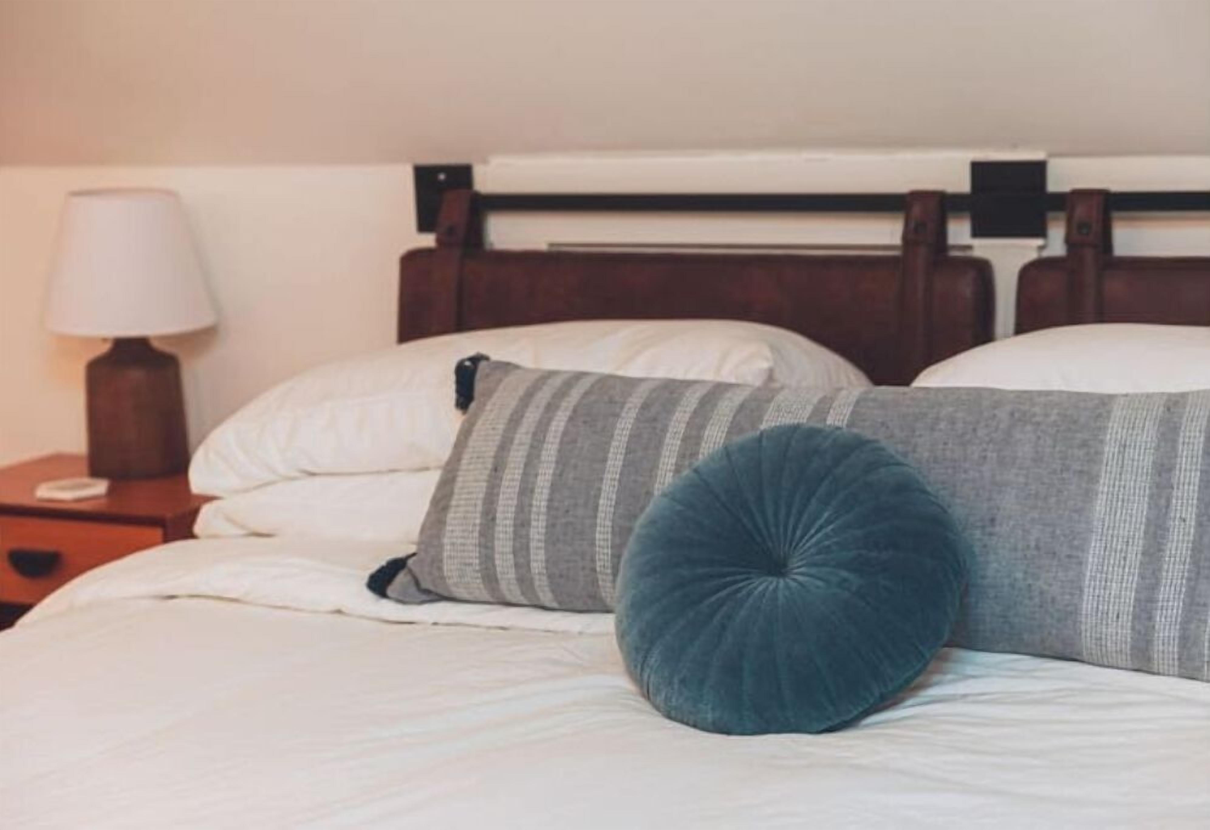 Modern Chalet with Hot Tub & Fire Pit at Lake Wallenpaupack