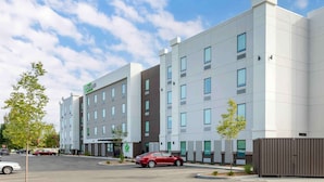 A modern hotel with a flat facade, multiple windows, and a parking lot with cars. - Extended Stay America Premier Suites - Boise - Meridian (Meridian)