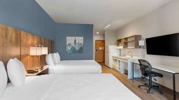 Muebles diferentes, escritorio y espacio para trabajar con laptop