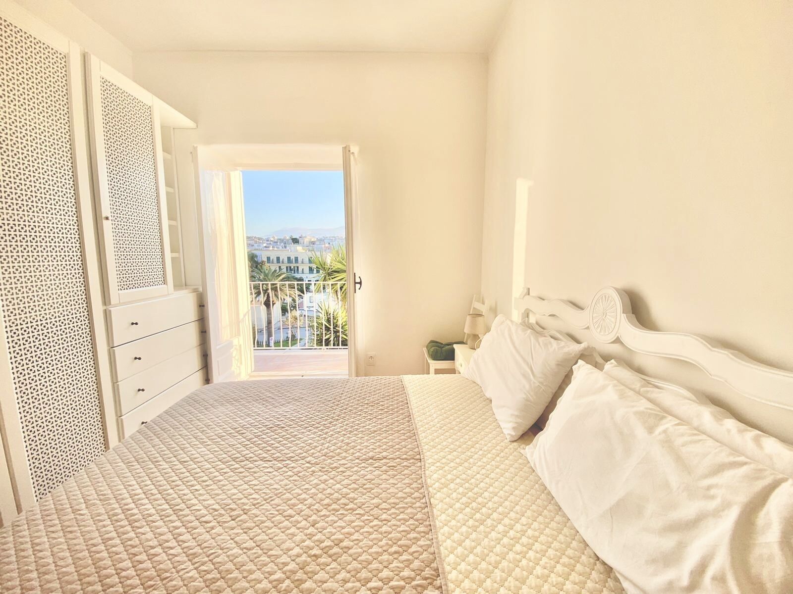 2 chambres, coffres-forts dans les chambres, fer et planche à repasser