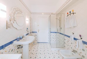 Dutxa, assecador de cabells, bidet i tovalloles 