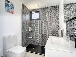Shower, hair dryer, towels, toilet paper - Casa da Figueira by Atlantic Holiday (Porto Santo)
