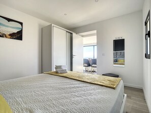 3 bedrooms, iron/ironing board, travel crib, free WiFi