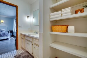 4 habitaciones, escritorio y tabla de planchar con plancha 